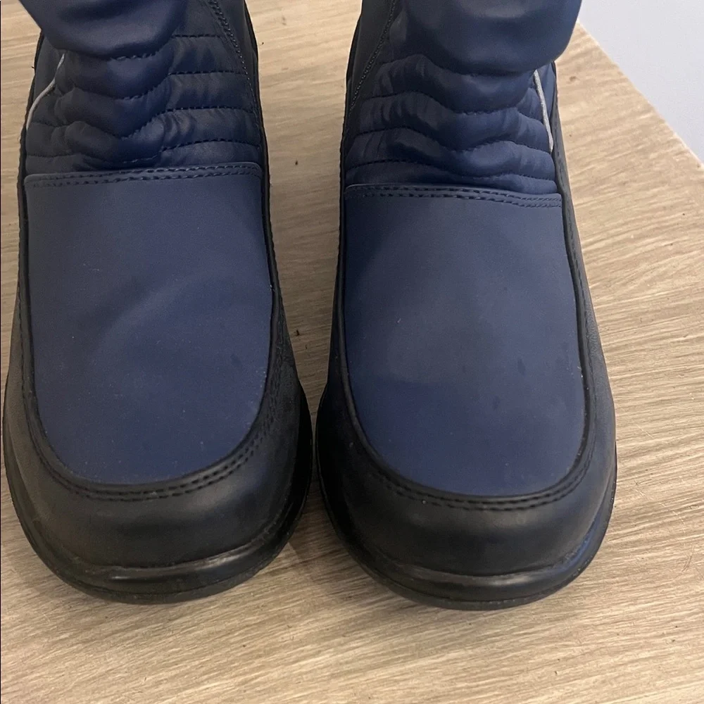 7M ladies Sporto Blue and Black Winter Boots. Zipper. Rubber soles. Fleece lined